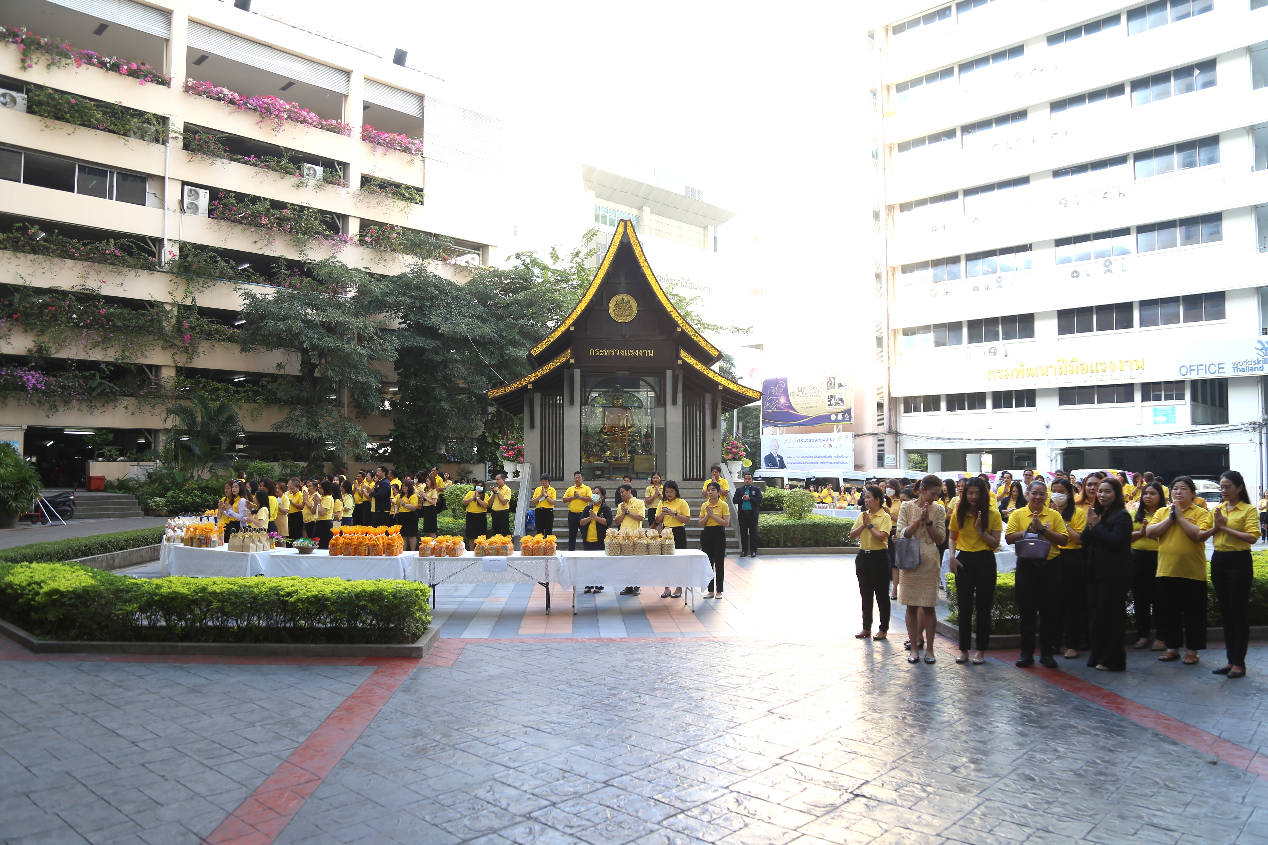 ทำบุญตักบาตรถวายพระราชกุศล เนื่องในวันคล้ายวันพระบรมราชสมภพ พระบาทสมเด็จ พระบรมชนกาธิเบศร มหาภูมิพลอดุลยเดชมหาราช บรมนาถบพิตร วันชาติ และวันพ่อแห่งชาติ 5 ธันวาคม 2567