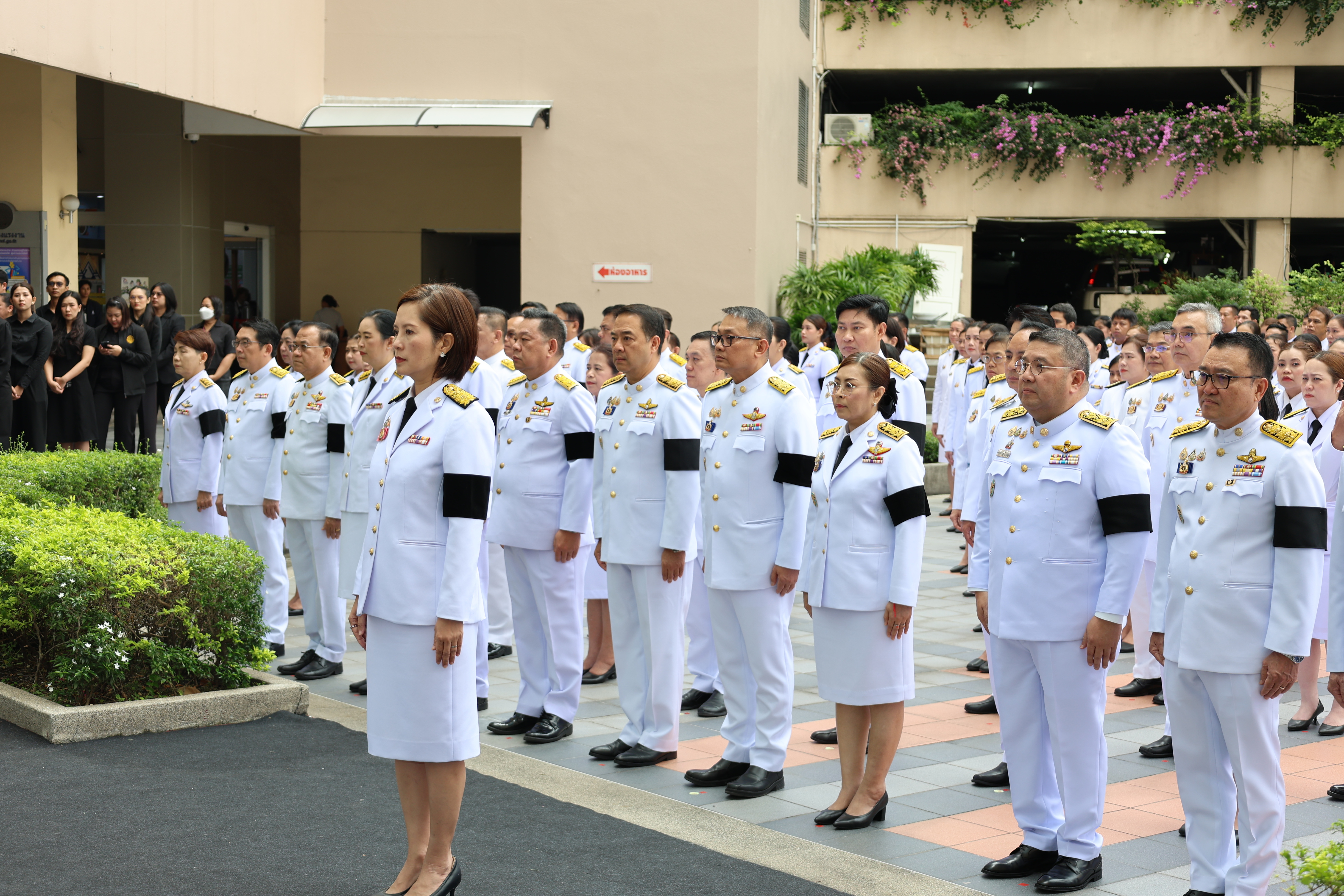 ร่วมพิธีลงนามถวายความอาลัยและน้อมรำลึกในพระมหากรุณาธิคุณ สมเด็จพระบรมราชชนนีพันปีหลวงฯ