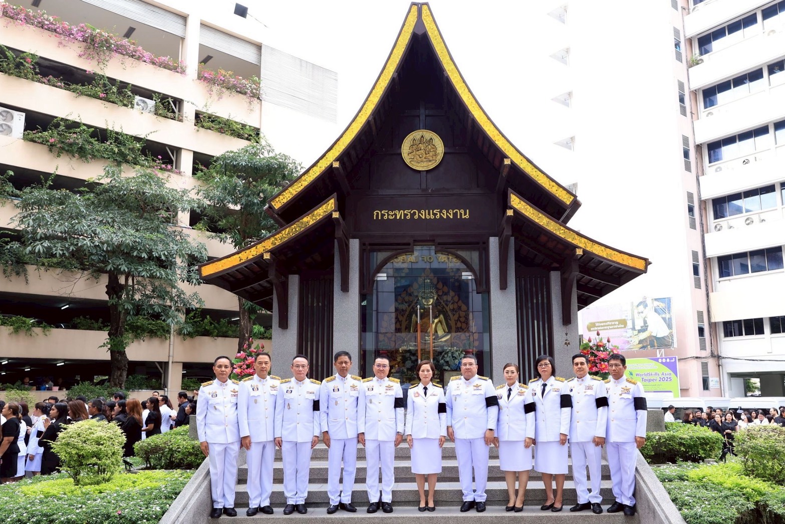 เข้าร่วมพิธีบำเพ็ญกุศลปัณรสมวาร ทำบุญตักบาตร ถวายสมเด็จพระพันปีหลวง