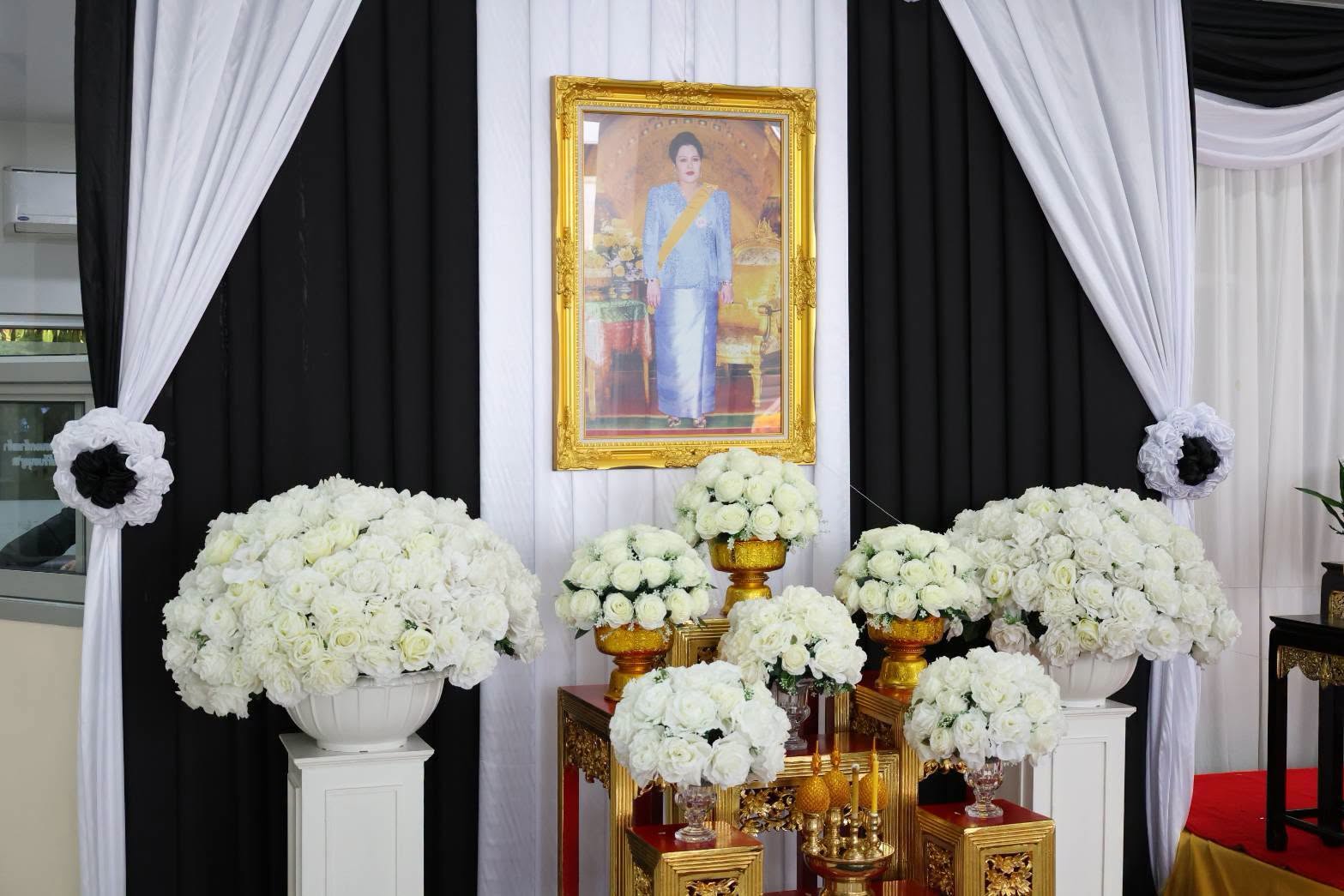 ร่วมพิธีสวดพระพุทธมนต์และทำบุญตักบาตร ถวายพระราชกุศลสมเด็จพระนางเจ้าสิริกิติ์ พระบรมราชินีนาถ พระบรมราชชนนีพันปีหลวง และวันแม่แห่งชาติ