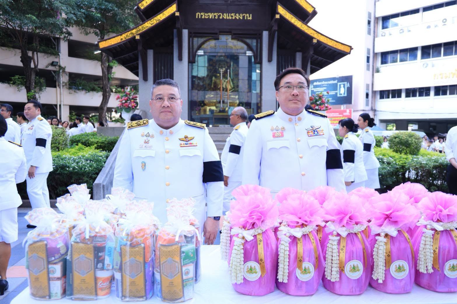 เข้าร่วมพิธีสวดพระพุทธมนต์และทำบุญตักบาตรถวายพระราชกุศล สมเด็จพระนางเจ้าสิริกิติ์ พระบรมราชินีนาถ พระบรมราชชนนีพันปีหลวง เนื่องในวันคล้ายวันสวรรคต
